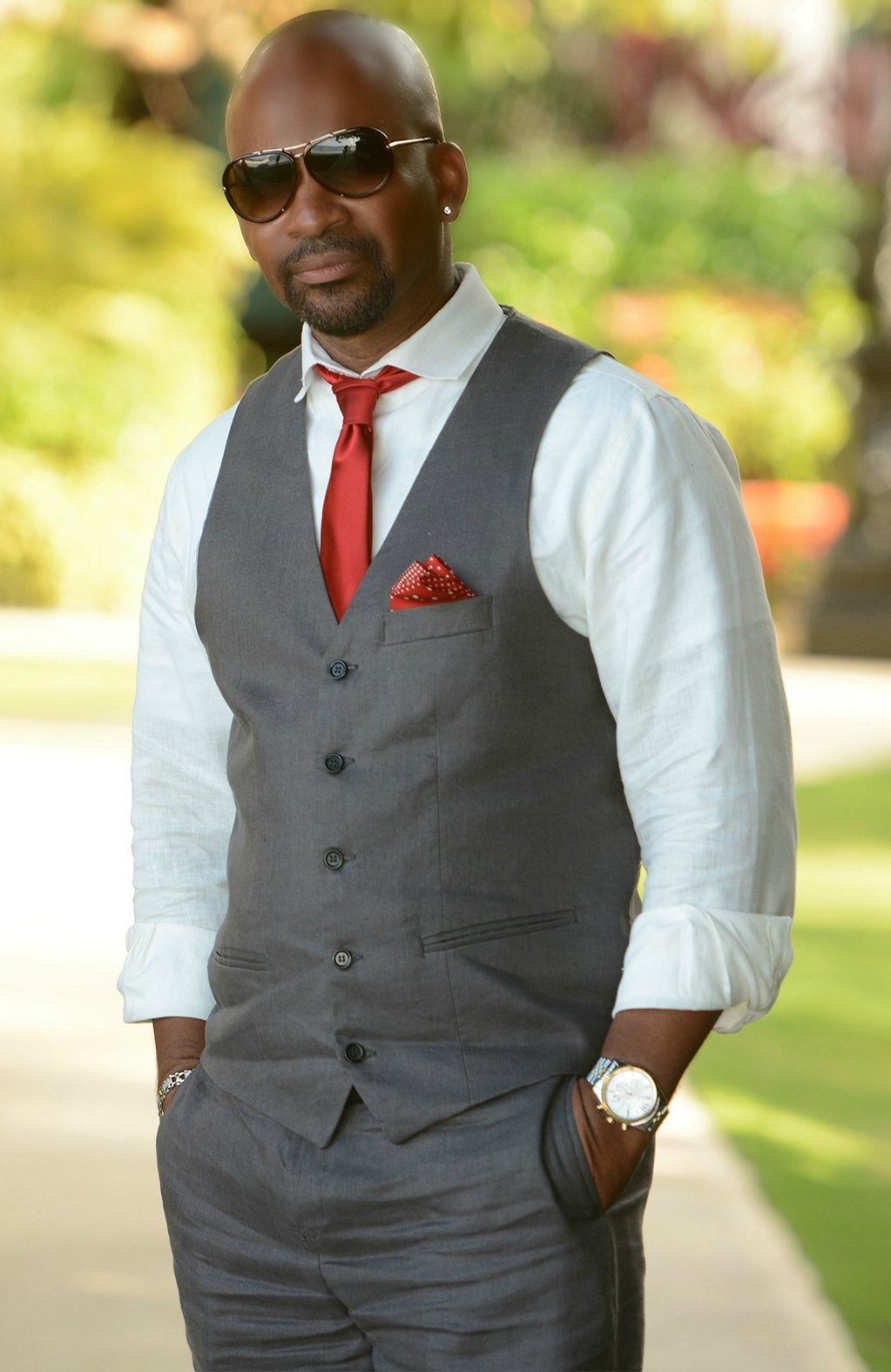 Beach Wedding Attire Ideas for the Groom and Groomsmen
