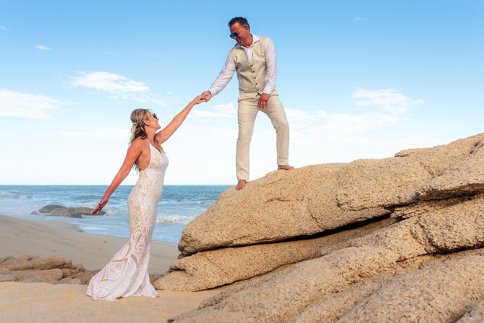 Summer Wedding Style: How to Rock Men’s Linen Shorts for Beach Weddings