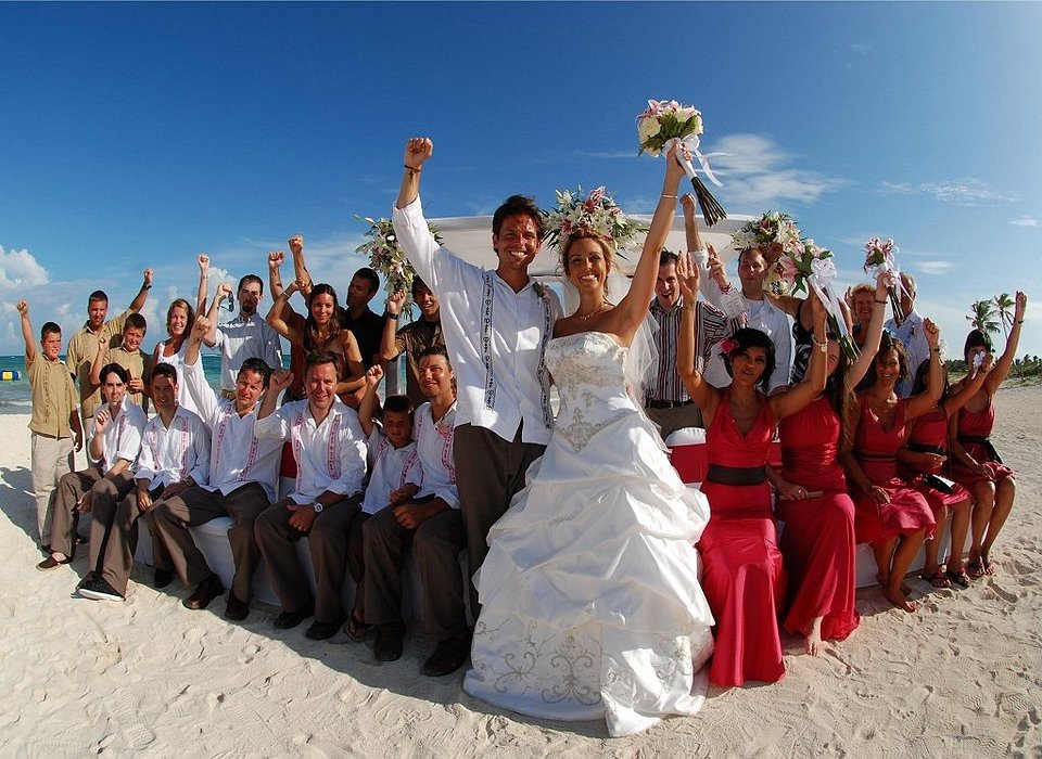 Simple Wedding Gowns are a Popular Beach Wedding Option