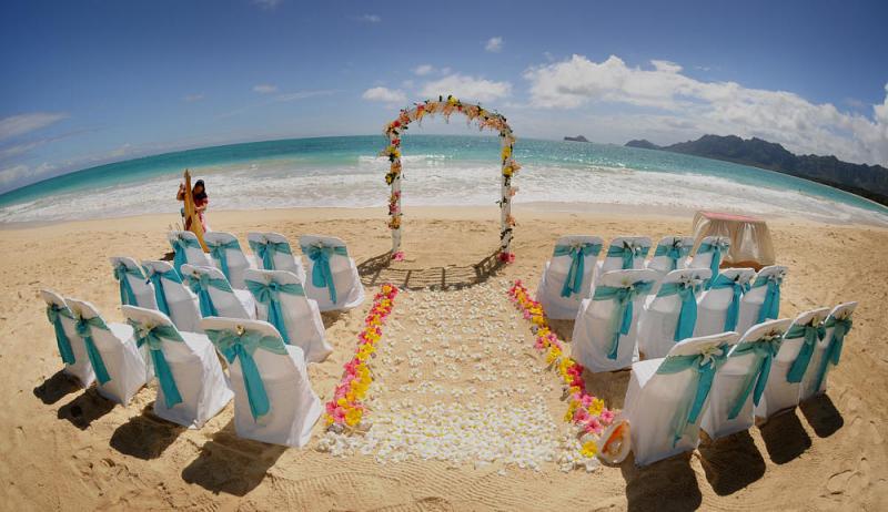 Setting the Perfect Beach Wedding Ambiance is Simple with These Tips!